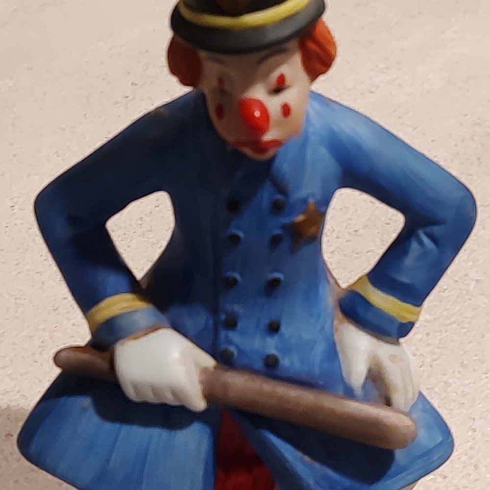 Vintage Ceramic Clown cop Mann 1980 Taiwan Figurine Collectible 6" x 3.5"